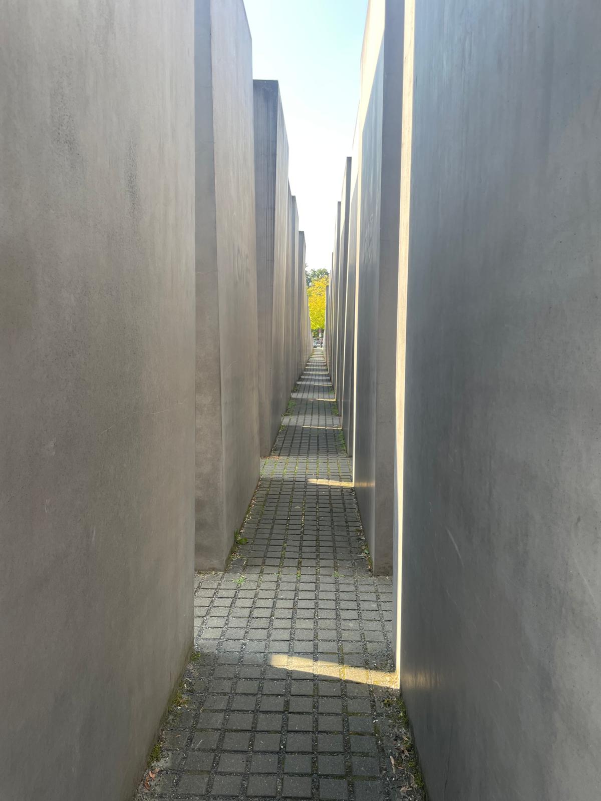 Stelenfeld_Denkmal_für_die_ermordeten_Juden.jpg